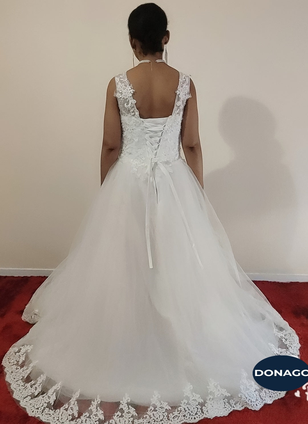 Robe de mariée, sans manches à bretelles, blanche ( à louer)